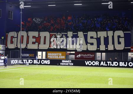 Zwolle, Niederlande. Dezember 2024. ZWOLLE, 13-12-2024, MAC3PARK Stadium. Niederländischer eredivisie-Fußball, Saison 2024/2025. PEC Zwolle - Willem II. Away Stände mit Fans von WillemII Credit: Pro Shots/Alamy Live News Stockfoto