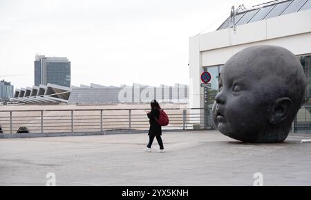 Die monumentalen Skulpturen „Día y Noche“ (Tag und Nacht) von Antonio López wurden heute außerhalb des Bahnhofs Atocha in Madrid installiert Stockfoto