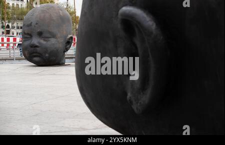 Die monumentalen Skulpturen „Día y Noche“ (Tag und Nacht) von Antonio López wurden heute außerhalb des Bahnhofs Atocha in Madrid installiert Stockfoto