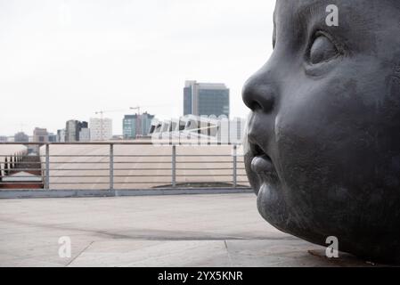 Die monumentalen Skulpturen „Día y Noche“ (Tag und Nacht) von Antonio López wurden heute außerhalb des Bahnhofs Atocha in Madrid installiert Stockfoto