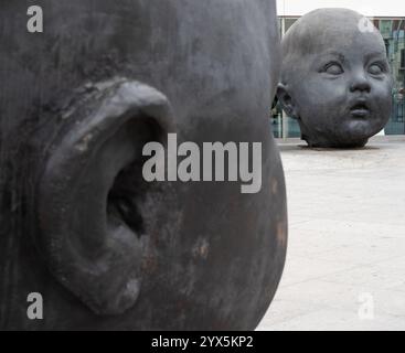 Die monumentalen Skulpturen „Día y Noche“ (Tag und Nacht) von Antonio López wurden heute außerhalb des Bahnhofs Atocha in Madrid installiert Stockfoto