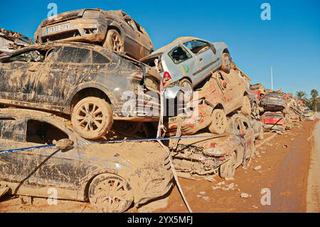 Mehr als 120.000 Autos wurden nach Überschwemmungen in Städten in Valencia, Spanien, entfernt. Stockfoto