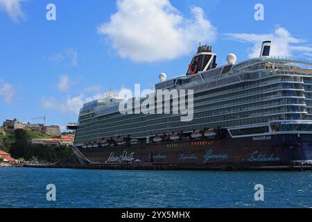 Hafen Von Grenada, 21-11-24. Mein Schiff Luxus-Kreuzfahrtschiff legt im Hafen von St. George an. Dies ist ein Luxusschiff, das Passagiere auf eine Tour rund um die mitnimmt Stockfoto