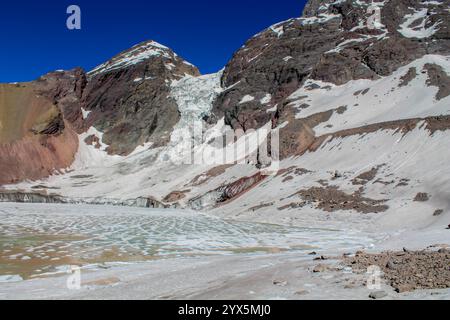 San Jose Vulkan Berg in den Anden, Chile. Chilenische Andengipfel mit Schnee, Eis und Gletscher in der Nähe von Santiago de Chile, Cajon del Maipo Stockfoto