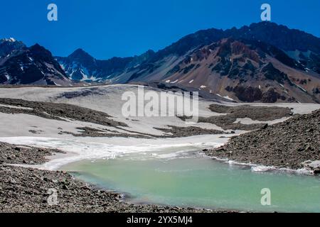 San Jose Vulkan Berg in den Anden, Chile. Chilenische Andengipfel mit Schnee, Eis und Gletscher in der Nähe von Santiago de Chile, Cajon del Maipo Stockfoto