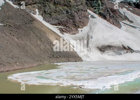 San Jose Vulkan Berg in den Anden, Chile. Chilenische Andengipfel mit Schnee, Eis und Gletscher in der Nähe von Santiago de Chile, Cajon del Maipo Stockfoto