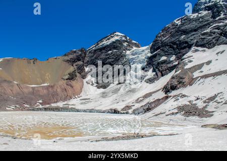 San Jose Vulkan Berg in den Anden, Chile. Chilenische Andengipfel mit Schnee, Eis und Gletscher in der Nähe von Santiago de Chile, Cajon del Maipo Stockfoto