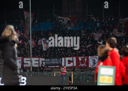 Pisa, Italien. Dezember 2024. SSC Bari Fans beim italienischen Spiel der Serie B zwischen AC Pisa und SSC Bari in der Arena Garibaldi Stadion von Pisa 13. Dezember 2024 während AC Pisa gegen SSC Bari, italienisches Fußball-Spiel der Serie B in Pisa, Italien, 13. Dezember 2024 Credit: Independent Photo Agency/Alamy Live News Stockfoto