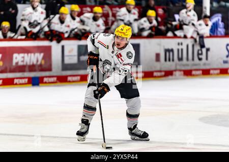 Maksim Matushkin (52, Loewen Frankfurt) GER, Schwenninger Wild Wings vs Löwen Frankfurt, Eishockey, DEB, DEL, Saison 2024/25, Spieltag 25, 13.12.2024, Foto: Eibner-Pressefoto/Florian Wolf Stockfoto