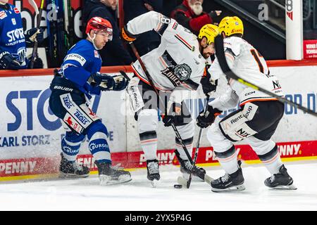 Nathan Burns (8, Loewen Frankfurt) mit Alex Trivellato (53, Schwenninger Wild Wings) GER, Schwenninger Wild Wings vs Löwen Frankfurt, Eishockey, DEB, DEL, Saison 2024/25, Spieltag 25, 13.12.2024, Foto: Eibner-Pressefoto/Florian Wolf Stockfoto