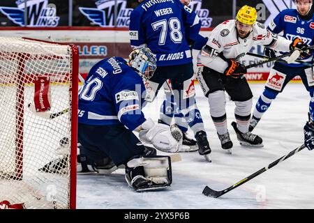 Joacim Eriksson (60, Goalie, Schwenninger Wild Wings) vor Carter Proft (15, Loewen Frankfurt) am Puck GER, Schwenninger Wild Wings vs Löwen Frankfurt, Eishockey, DEB, DEL, Saison 2024/25, Spieltag 25, 13.12.2024, Foto: Eibner-Pressefoto/Florian Wolf Stockfoto