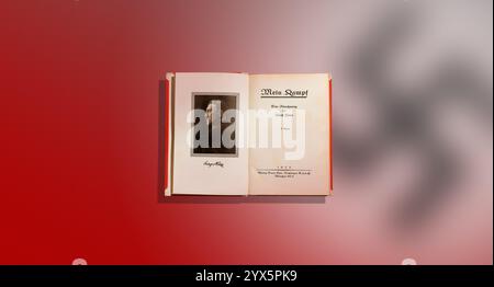 Erstausgabe des Buches mein Kampf von 1925 - ein historisch bedeutsames, ideologisch beeinflusstes Werk mit kontroversen Inhalten für die 100. An Stockfoto