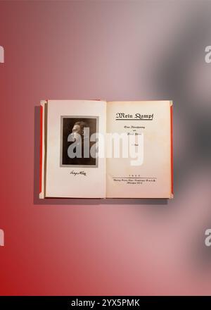 Erstausgabe des Buches mein Kampf von 1925 - ein historisch bedeutsames, ideologisch beeinflusstes Werk mit kontroversen Inhalten für die 100. An Stockfoto