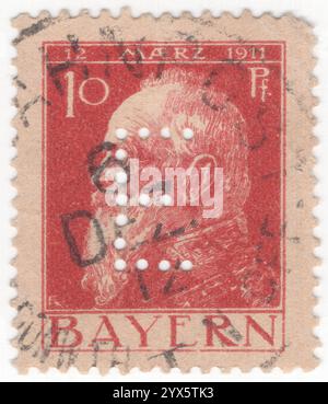 BAYERN — 10. März 1911: 10 Pfennig-Karmin auf Briefmarke mit Porträt des Fürsten Luitpold zum 90. Jahrestag. Perforiert mit einem großen E wurden in den Jahren 1912–1916 zur offiziellen Verwendung ausgestellt. Luitpold Karl Joseph Wilhelm Ludwig, Prinzregent von Bayern (12. März 1821 – 12. Dezember 1912), war von 1886 bis 1912 de facto Herrscher über Bayern, als Regent für seine Neffen Ludwig II. Und König Otto. Seine Regentschaft entstand aufgrund der geistigen Unfähigkeit seiner Neffen Stockfoto