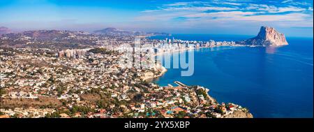 Costa Blanca, Spanien. Malerische Calpe City of Aerial Drone Panorama Hochwinkelansicht, Küstenstadt Panorama, 4K hd Video Stockfoto