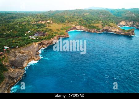 Filmische Luftlandschaftsaufnahmen der wunderschönen Insel Nusa Penida. Riesige Klippen an der Küste und versteckte Traumstrände mit klarem Wasser Stockfoto