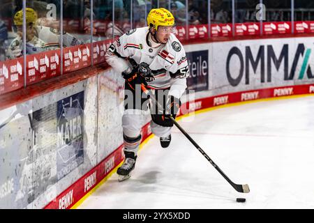 Maksim Matushkin (52, Loewen Frankfurt) GER, Schwenninger Wild Wings vs Löwen Frankfurt, Eishockey, DEB, DEL, Saison 2024/25, Spieltag 25, 13.12.2024, Foto: Eibner-Pressefoto/Florian Wolf Stockfoto