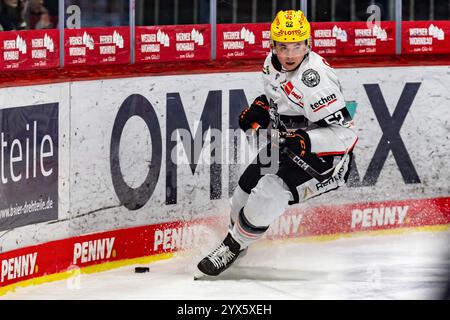 Maksim Matushkin (52, Loewen Frankfurt) GER, Schwenninger Wild Wings vs Löwen Frankfurt, Eishockey, DEB, DEL, Saison 2024/25, Spieltag 25, 13.12.2024, Foto: Eibner-Pressefoto/Florian Wolf Stockfoto