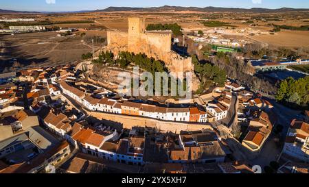 Die beeindruckendsten mittelalterlichen Burgen und Städte Spaniens, Kastilien-La Mancha Provision - Almansa, Panoramablick aus einem hohen Winkel Stockfoto