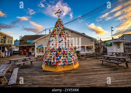 November 2024 Booth Bay Harbor, Maine, USA Lobster Boje Weihnachtsbaum in Booth Bay Harbor, Maine. Booth Bay Harbor ist eine kleine Küstenstadt mit einer ganzjährigen Bevölkerung von knapp über 2.000 Einwohnern. Die Küstenstadt an der felsigen Küste von MaineÕs hat zahlreiche Restaurants, Geschäfte und Docks für Angel- und Freizeitboote. ( Rick Friedman ) Stockfoto