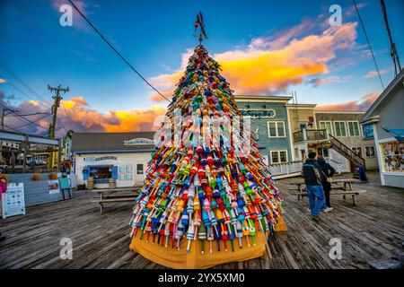 November 2024 Booth Bay Harbor, Maine, USA Lobster Boje Weihnachtsbaum in Booth Bay Harbor, Maine. Booth Bay Harbor ist eine kleine Küstenstadt mit einer ganzjährigen Bevölkerung von knapp über 2.000 Einwohnern. Die Küstenstadt an der felsigen Küste von MaineÕs hat zahlreiche Restaurants, Geschäfte und Docks für Angel- und Freizeitboote. ( Rick Friedman ) Stockfoto