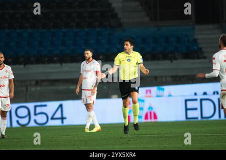 Pisa, Italien. Dezember 2024. Schiedsrichter Luca Massimi beim Spiel der italienischen Serie B zwischen AC Pisa und SSC Bari in der Arena Garibaldi Stadion von Pisa 13. Dezember 2024 während AC Pisa gegen SSC Bari, italienisches Fußball-Spiel der Serie B in Pisa, Italien, 13. Dezember 2024 Credit: Independent Photo Agency/Alamy Live News Stockfoto