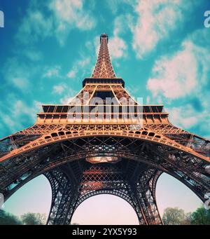 Niedriger Aussichtspunkt auf den Eiffelturm und den bewölkten Himmel, Paris, Frankreich Stockfoto