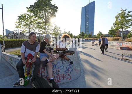 Skateboarden für Kinder im Skatepark der Europäischen Zentralbank Stockfoto