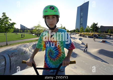 Junger BMX-Fahrer im Skatepark bei der Europäischen Zentralbank Stockfoto