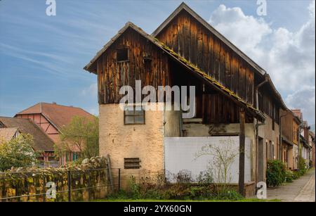 Rientzheim, Elsass, Frankreich - 19. Oktober 2024 - altes Holzgebäude auf den Festmauern eines elsässischen Weindorfes Stockfoto