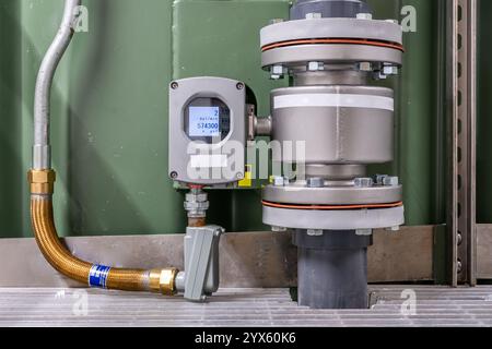 Neue Pumpe für industrielle Abwasseraufbereitungsanlagen mit digitaler Anzeige. In Gallonen pro Minute. Stockfoto
