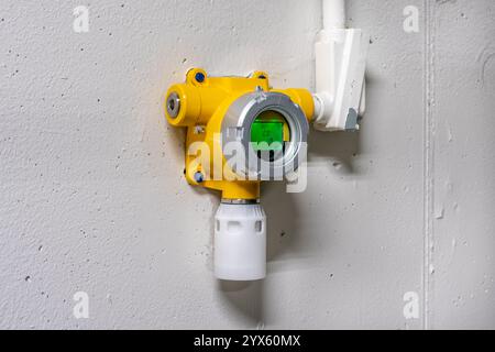 Gelb wandmontierter industrieller Kohlenmonoxid-Gasüberwachungsdetektor, Gerät in einer industriellen Abwasseraufbereitungsumgebung. Stockfoto