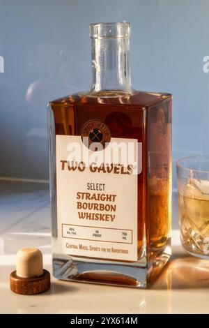 Two Gavels ist ein kleiner Bourbon Whiskey, der von der Spicy Water Distillery, 2024, Millbury, Massachusetts, USA, hergestellt wird Stockfoto