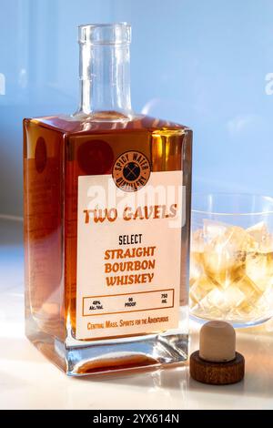 Two Gavels ist ein kleiner Bourbon Whiskey, der von der Spicy Water Distillery, 2024, Millbury, Massachusetts, USA, hergestellt wird Stockfoto