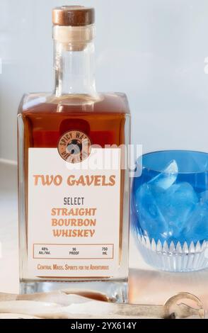 Two Gavels ist ein kleiner Bourbon Whiskey, der von der Spicy Water Distillery, 2024, Millbury, Massachusetts, USA, hergestellt wird Stockfoto