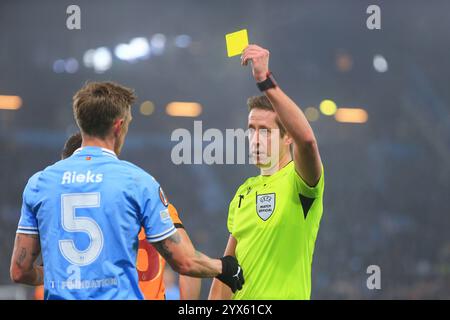 Malmö, Schweden. Dezember 2024. Der Schiedsrichter John Brooks wurde beim Spiel der UEFA Europa League zwischen Malmö FF und Galatasaray im Eleda Stadion in Malmoe gesehen. Stockfoto