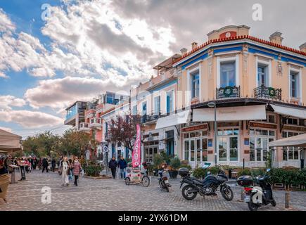 Athen, Griechenland - 11. Februar 2023: Thissio, ein traditionelles Viertel im Zentrum der Stadt, nordwestlich der Akropolis, umgeben von Stockfoto