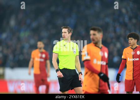 Malmö, Schweden. Dezember 2024. Der Schiedsrichter John Brooks wurde beim Spiel der UEFA Europa League zwischen Malmö FF und Galatasaray im Eleda Stadion in Malmoe gesehen. Stockfoto