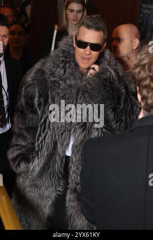 Robbie Williams nimmt am 13. Dezember 2024 an der Better man Premiere im Le Grand Rex in Paris Teil. Foto: Jerome Dominé/ABACAPRESS. COM Credit: Abaca Press/Alamy Live News Stockfoto