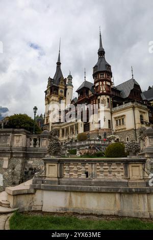 Die Burg Peles, eingebettet in die rumänischen Karpaten in der Nähe der Stadt Sinaia, ist ein Meisterwerk der Neorenaissance und der Neugotik. Stockfoto