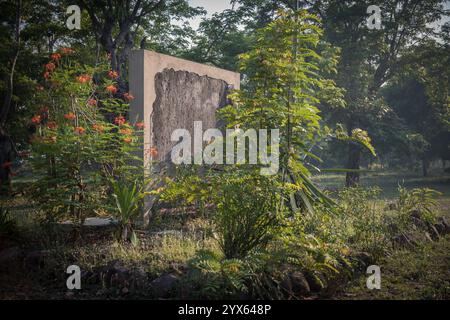 Ein mit einer Kugel gekennzeichneter Abschnitt der Mauer aus dem Bürgerkrieg, erhalten im Touristenlager Chitengo, Gorongosa Nationalpark, Sofala, Mosambik. Stockfoto