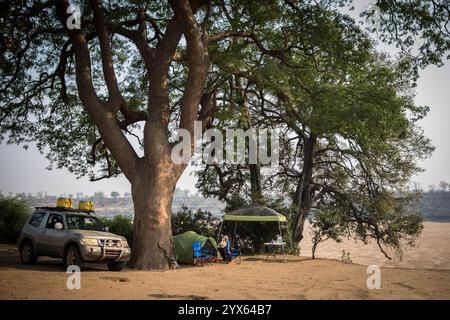 Selbstfahrer-Camp in Fishan's Camp, einem abgelegenen Wildniscamp im Gonarezhou Nationalpark, Provinz Masvingo, Simbabwe. Stockfoto