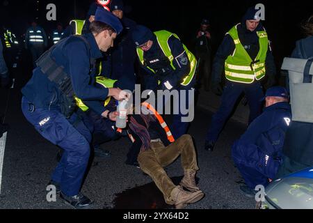 Mehrere Stunden Blockade einer der wichtigsten Straßen Warschaus durch die letzte Generation. Die Polizei entfernt Leute, die die Straße blockieren, mit Aceton. Warschau Polen Copyright: XMikolajxJaneczekx Stockfoto