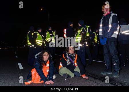Mehrere Stunden Blockade einer der wichtigsten Straßen Warschaus durch die letzte Generation. Aktivisten klebten mit Aceton auf der Straße, Polizei im Hintergrund. Warschau Polen Copyright: XMikolajxJaneczekx Stockfoto