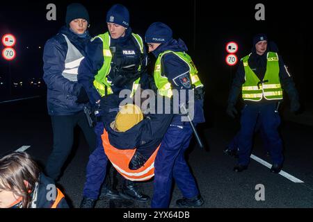 Mehrere Stunden Blockade einer der wichtigsten Straßen Warschaus durch die letzte Generation. Die Polizei entfernt Leute, die die Straße blockieren. Warschau Polen Copyright: XMikolajxJaneczekx Stockfoto