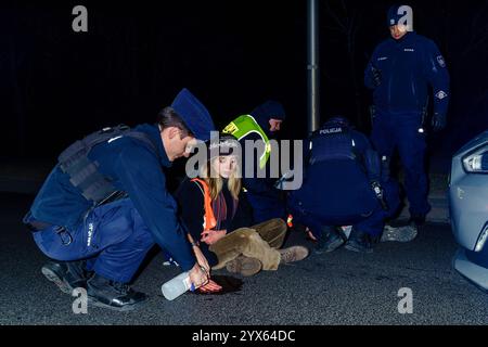 Mehrere Stunden Blockade einer der wichtigsten Straßen Warschaus durch die letzte Generation. Aktivist wird von der Straße mit Aceton abgezogen, Polizei im Hintergrund. Warschau Polen Copyright: XMikolajxJaneczekx Stockfoto