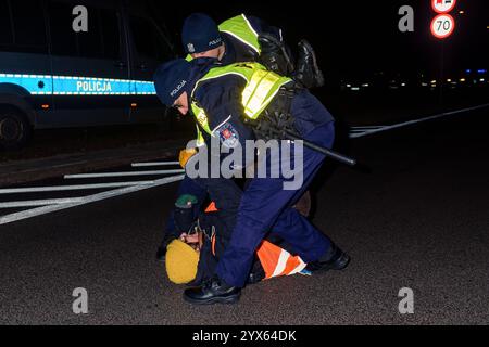 Mehrere Stunden Blockade einer der wichtigsten Straßen Warschaus durch die letzte Generation. Die Polizei entfernt Leute, die die Straße blockieren. Warschau Polen Copyright: XMikolajxJaneczekx Stockfoto