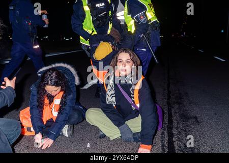 Mehrere Stunden Blockade einer der wichtigsten Straßen Warschaus durch die letzte Generation. Aktivisten klebten auf dem Asphalt, im Hintergrund wurde eine Person von der Straße getragen und ein Polizist mit einer Flasche Aceton. Warschau Polen Copyright: XMikolajxJaneczekx Stockfoto