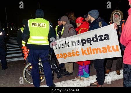 Mehrere Stunden Blockade einer der wichtigsten Straßen Warschaus durch die letzte Generation. Die interventionelle Polizei und ein Aktivist mit einem Banner Tusk treiben den Klimakollaps Warschau Polen Copyright: XMikolajxJaneczekx Stockfoto