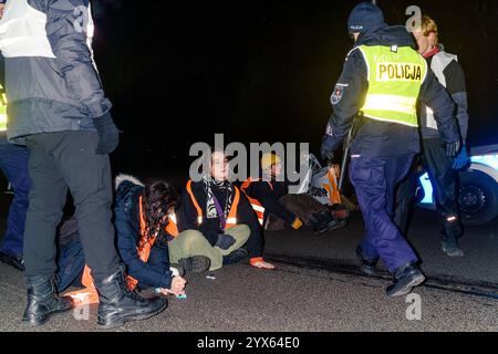 Mehrere Stunden Blockade einer der wichtigsten Straßen Warschaus durch die letzte Generation. Aktivisten bleiben auf dem Asphalt, bevor die Polizei eintrifft. Warschau Polen Copyright: XMikolajxJaneczekx Stockfoto